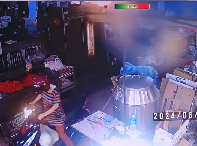 桃园大溪市场一间摊贩的瓦斯管线疑遭断，瓦斯四散不久后便冒出火光。（图／翻摄画面）