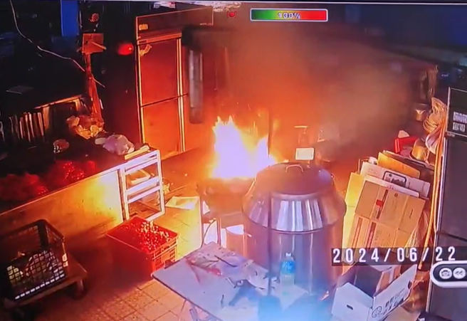桃园大溪市场一间摊贩的瓦斯管线疑遭断，瓦斯四散不久后便冒出火光。（图／翻摄画面）