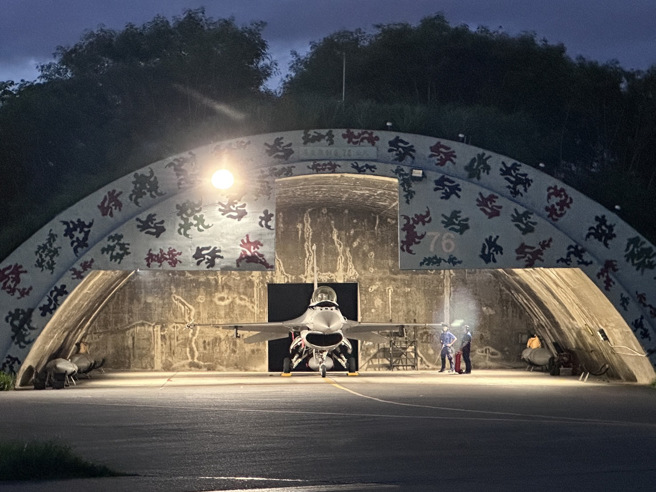 空軍F-16戰機執行「跨子夜」實戰化飛行訓練，飛行前安檢。( 葉庭欣攝 )