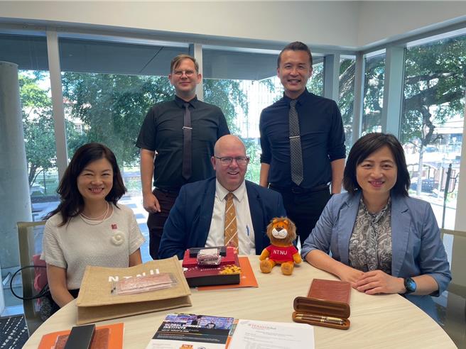 EMI移地培訓課程合作簽約儀式，象徵台師大與UT Austin在EMI教師培訓上的緊密合作（前排右為台師大教務長劉美慧、中為UT Austin語言中心主任 Dr. Michael Smith、左為台師大EMI教學資源中心副執行長范雅筑；後排右為台師大副教務長劉宇挺、左為UT Austin語言中心講師Eric Uphoff）。（台師大提供）