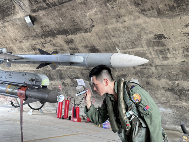 飛官進行飛行前戰機檢查。( 葉庭欣攝 )