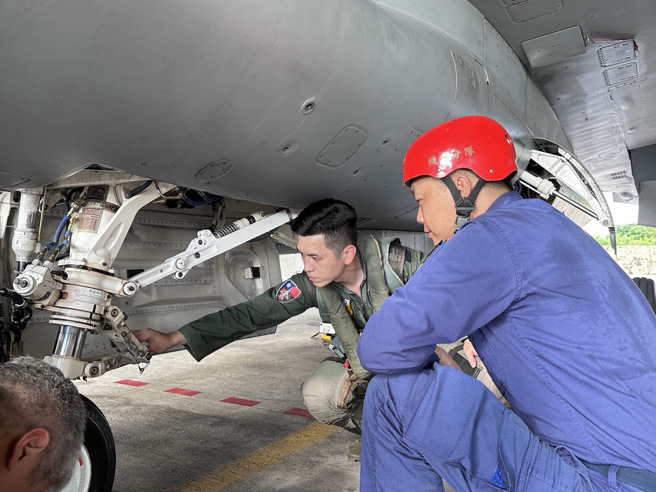 飛行前戰機檢查。( 葉庭欣攝 )