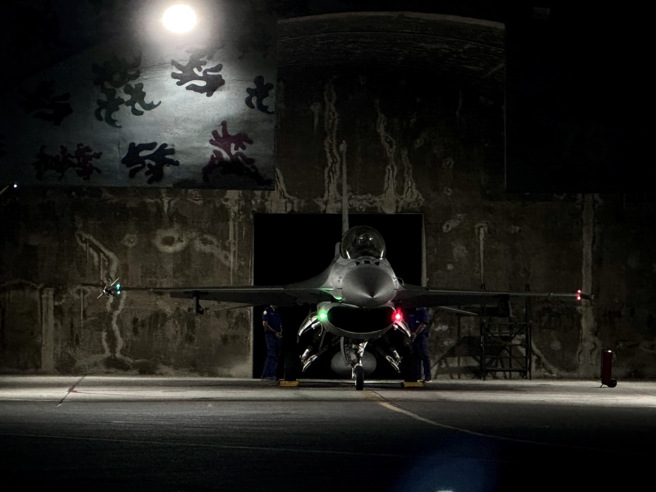 空軍F-16戰機執行「跨子夜」實戰化飛行訓練。( 葉庭欣攝 )