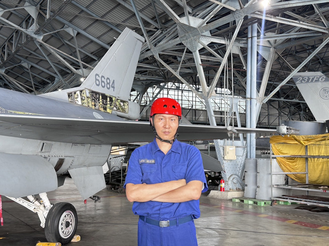 飛機修護督導班長謝宗翰士官長。( 葉庭欣攝 )