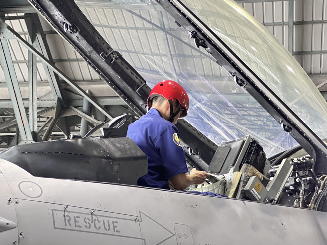 F-16戰機進行廠內檢查項目。( 葉庭欣攝 )