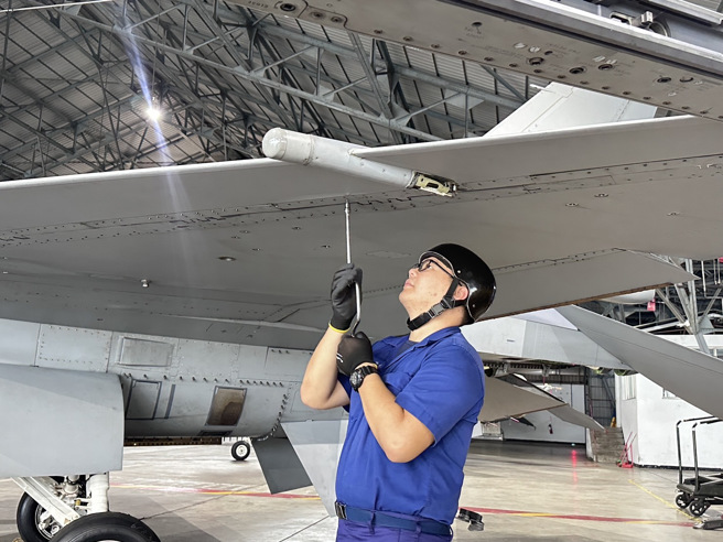 士官進行機身蒙皮上鎖。( 葉庭欣攝 )