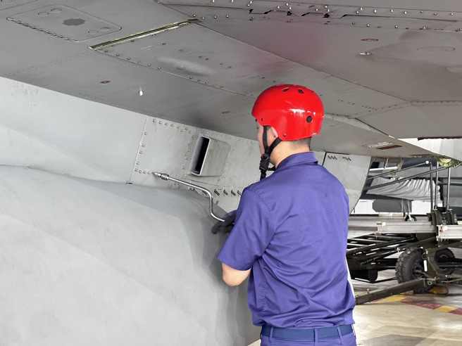 士官進行機身蒙皮上鎖。( 葉庭欣攝 )