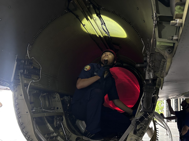 F-16戰機進行廠內檢查項目。( 葉庭欣攝 )