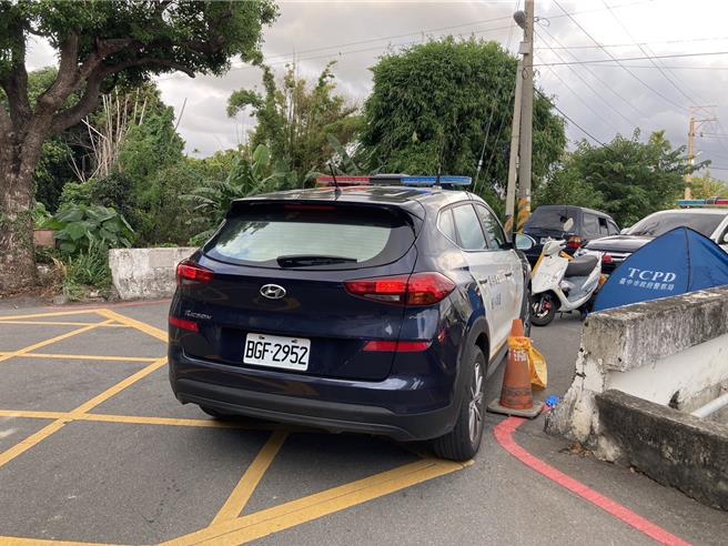 台中市22日惊传女浮尸！中市大雅区民眾在1处大排水沟发现疑似浮尸物报警，经警方及消防队派员到场打捞，确定为已死亡女性，警方初步研判为久病轻生。（民眾提供／陈淑芬台中传真）