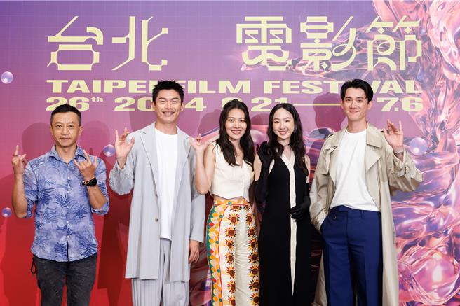 导演杨雅喆（左起）、柯炜林、梁湘华、刘主平、吴慷仁22日出席《破浪男女》星光首映。（台北电影节提供）