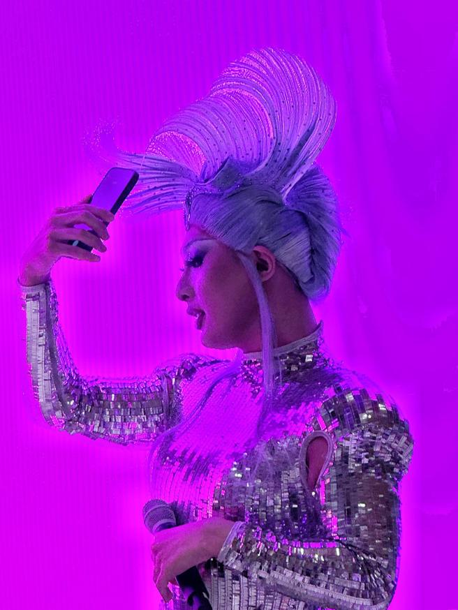 變裝皇后薔薇透露可利用廣角鏡頭自拍，發掘自己不同樣貌。（古明弘攝）