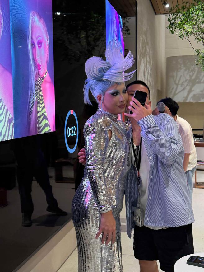 變裝皇后薔薇與「Today at Apple 工作坊」的學員合照，共創令人驕傲的肖像照。（古明弘攝）