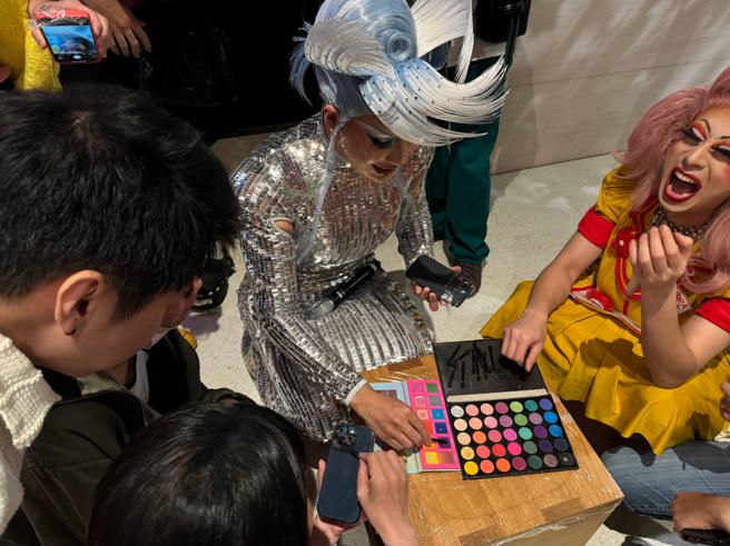 薔薇示範如何利用眼影在鏡頭上加工，拍出夢幻濾鏡感的照片。（古明弘攝）