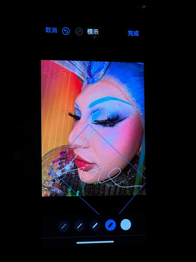 薔薇親自教授如何使用iPhone內建的修圖軟體編輯圖片，以及如何放上簽名檔。（古明弘攝）