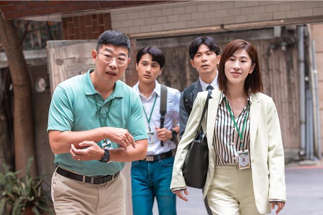 「熊賀住房屋」由馬力歐（前左）擔任老闆，百白（前右）、李冠毅（後左起）、姚淳耀飾演房仲。（公視台語台、華視提供）