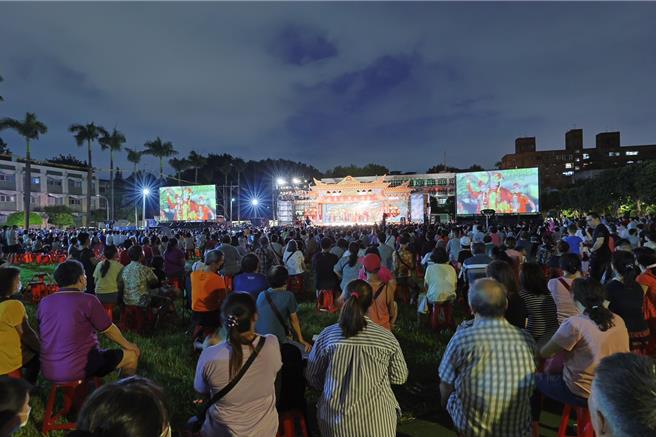 新北市巷弄艺起来巡演邀请「明华园戏剧团」带来精选传统戏目《蓬莱仙岛》，吸引广大戏迷到场观赏。（新北市文化局提供）