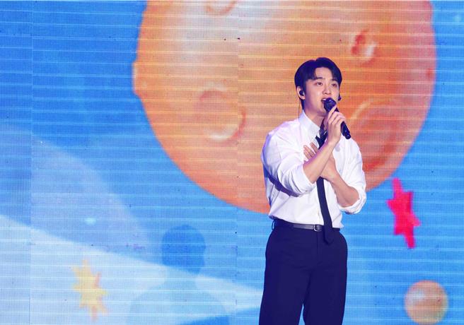 D.O.演唱新歌〈MARS〉为见面会揭开序幕。（罗永铭摄）