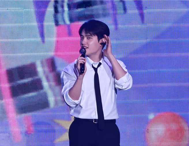 D.O.打趣吐槽开场时台下反应较冷淡。（罗永铭摄）