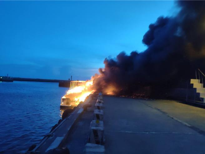 台南市將軍區將軍漁港22日晚間6時51分發生1件火燒船事故，船上9人幸運逃生。（讀者提供／程炳璋台南傳真）