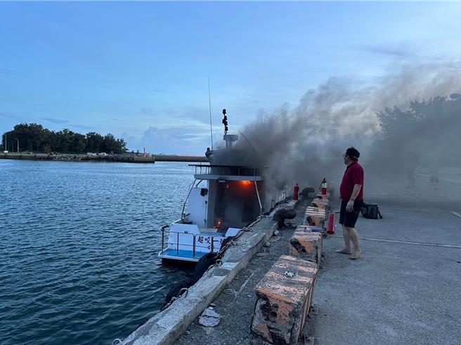 台南市將軍港22日晚間發生釣客船火燒事故，幸火警發生時船隻已靠岸，釣客皆上岸逃生，無人傷亡。（讀者提供／程炳璋台南傳真）
