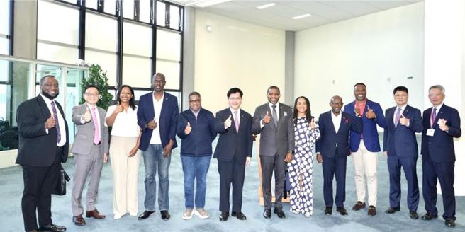 外交部长林佳龙（左六）与圣克里斯多福及尼维斯联邦总理德鲁伉俪（右六及右五）及访问团团员合影。图／外交部提供