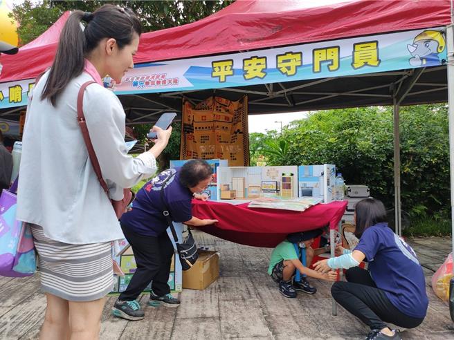 新北市消防局第六大隊提升民眾防災意識，今（22）日前往轄區平溪區十分風景區遊客中心舉辦大型防災宣導活動，利用有趣的互動小關卡傳遞教授參與互動民眾防災意識，讓遊客直呼「好有趣」。（新北市消防局第六大隊提供）