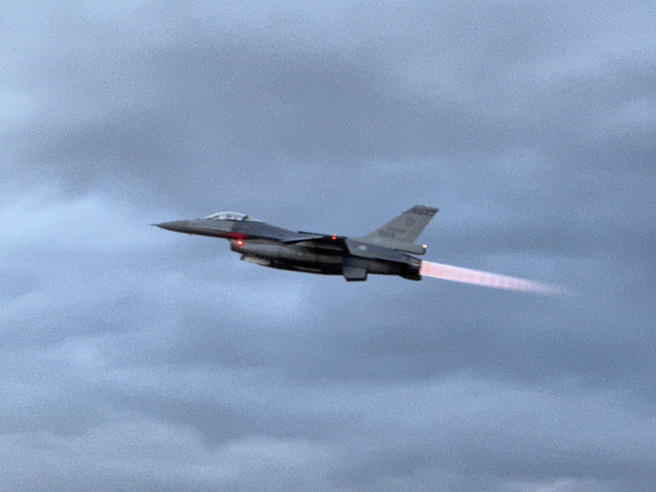 空軍F-16V大本營嘉義第四聯隊，首度全程公開F-16V戰機跨子夜訓練。(葉庭欣攝)