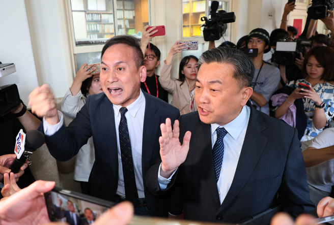 國民黨立委葉元之（左）與民進黨立委王定宇（右）20日在立法院院區狹路相逢，更吵得不可開交。（劉宗龍攝）