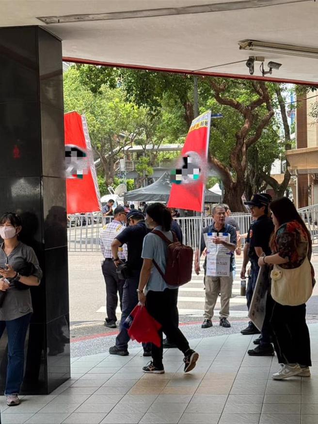 民進黨立委許智傑21日上午在臉書貼出照片，指控國民黨集會活動有人高舉納粹旗幟。（摘自許智傑臉書）