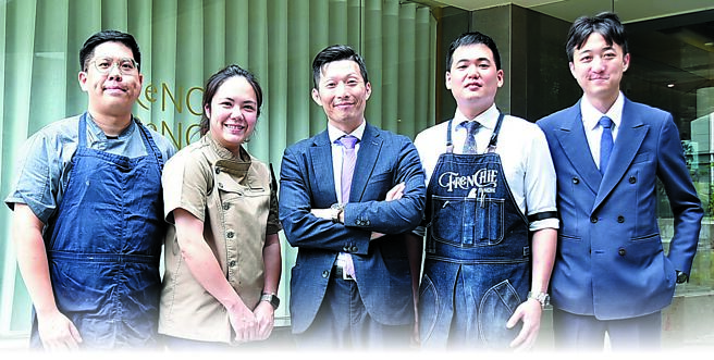 台中时尚餐酒馆〈FReNCHIE FReNCHIE〉营运团队主要成员副主厨陈彦任（左起）、甜点主厨邓又慈、总监曾孟翊、酒吧经理詹尚儒，以及侍酒师陈峻绅。（主厨王栋休假中）图／姚舜