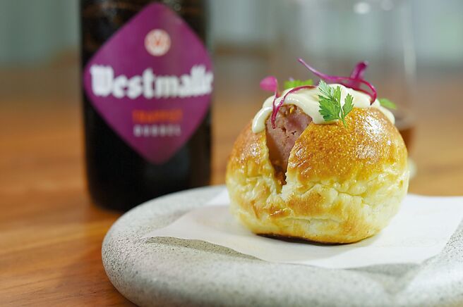 〈黑毛猪／芥末／酸奶油〉可简称「热狗堡」，热狗是以台湾在地黑毛猪肉制成，搭配马铃薯丝和黄芥末酸奶酱提味入馅，酸咸微辣、层层堆迭，风味与口感皆富层次。图／姚舜