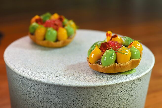 〈鲑鱼／芒果／酪梨〉以薄脆Filo饼皮塑成塔壳，内馅由下而上是熟成鲑鱼、手指柠檬与鲑鱼卵，再以用酪梨和芒果做的果酱装饰并提味。图／姚舜