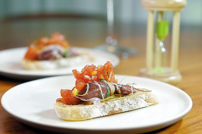 〈萤乌贼／鲍鱼／番茄〉是以日本富山湾的萤乌贼，以及台湾鲍鱼，搭配番茄莎莎酱与酸种麵包一块享用。图／姚舜