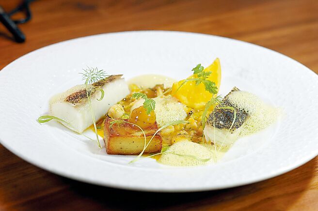 〈龙虎斑／马赛鱼汤〉的龙虎斑先煎脆再以奶油浇淋，再「以汤作酱」搭配〈马赛鱼汤〉衬托鱼肉美味，并用香吉士焦化奶油foam与糖渍柳橙增加风味层次。图／姚舜
