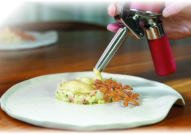 〈甜虾／干贝／青苹果〉的提味泡泡，是用虾汤和番茄制成的Espuma，服务人员用氮气瓶在客人面前现场挤出。图／姚舜