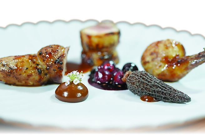 〈香槟鸟／羊肚菌／黑蒜〉提味酱汁有鹌鹑酱汁、酸甜莓果酱，以及浓郁的黑蒜美乃滋。图／姚舜