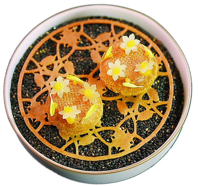 〈絲稠乳酪南瓜泡芙〉上的小花是用康堤乳酪製作，花蕊是檸檬南瓜膠凍。圖／姚舜