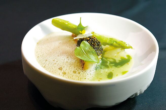 〈石斑／綠蘆筍／馬鞭草〉是用大火煎石斑搭炭烤蘆筍，以及「陸地魚子醬」地膚子，提味Foam是用小卷魚露和魚高湯製作，另有檸檬馬鞭草油。圖／姚舜