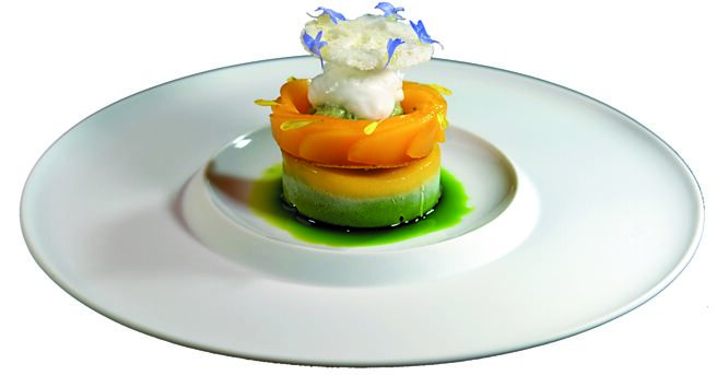 〈芒果／青咖哩／米布丁〉底部是芒果糯米飯，中層是芒果肉包圍的芒果米布丁，最上層為牛奶脆片。圖／姚舜