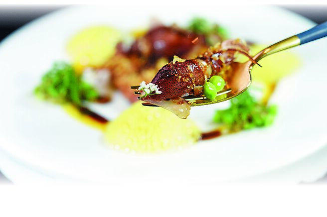 〈牛肝／螢烏賊／甜豆仁〉的牛肝先用焦化奶油煎至三分熟，再用小牛胸腺油去炒，搭配大火快炒的螢烏賊。呈盤時用牛汁、百香果汁提味。圖／姚舜