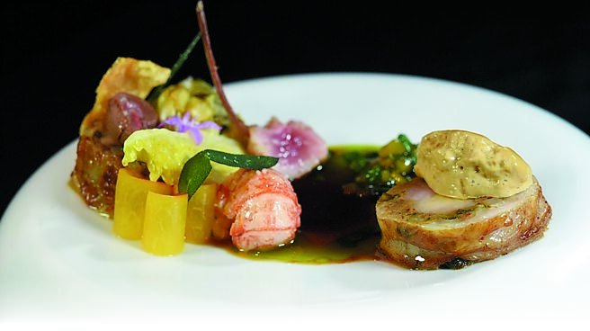 〈兔／小龍蝦／咖啡〉是以小龍蝦搭配香兔肉，並用加了鼠尾草油的兔肉汁，以及用蝦殼與咖啡、威士忌熬的醬汁提味。圖／姚舜