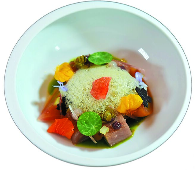 〈鮪魚中腹／黑橄欖／熊蔥〉是以熊蔥油、洋蔥黑橄欖醬，為醃漬鮪魚中腹提味。圖／姚舜