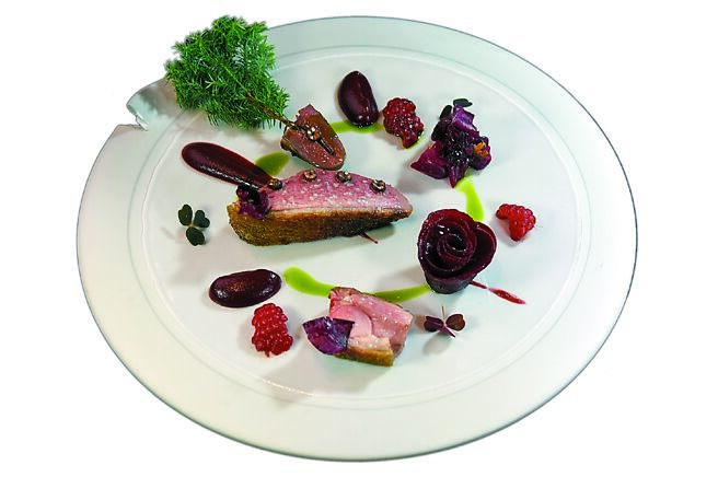 〈熟成鴨／覆盆子／長胡椒〉是以彰化胭脂鴨用長胡椒醃漬後炭烤，並以炭烤鴨心、鴨腿、甜菜根搭配呈盤，另有覆盆子醬提味。圖／姚舜