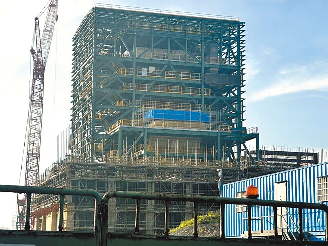 环境部预告将修法加强管制SRF排放。图为兴建中的SRF发电厂。（本报资料照片）