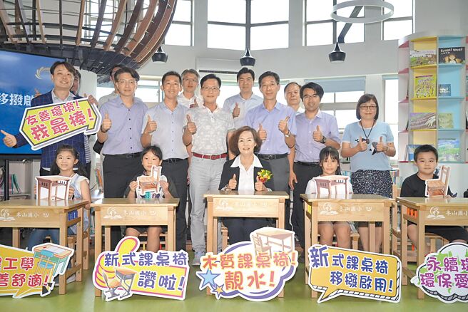 宜蘭縣將在2026年前全面更新全縣國中小課桌椅，21日縣府舉辦課桌椅汰換移撥啟用儀式，縣長林姿妙（前排中）盼能提供學生更舒適、安全、友善的學習條件與設備。（宜蘭縣政府提供／李忠一宜蘭傳真）