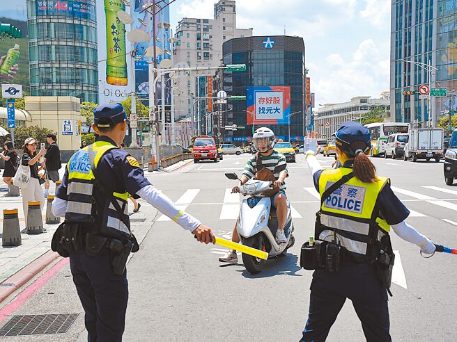 为提升行人及行车安全、减少事故死伤，双北交通局今年再度携手合作，并邀集双北的交通警察大队从7月起共同办理「3个月双北加强执法」。（黄敬文摄）