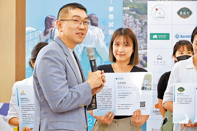 基市府推出青年实习与企业媒合徵才活动，基隆市长谢国梁（左）及多家企业21日出席宣传记者会。谢表示，市府将持续打造更优质就业环境留住人才。（基隆市政府提供／徐佑升基隆传真）