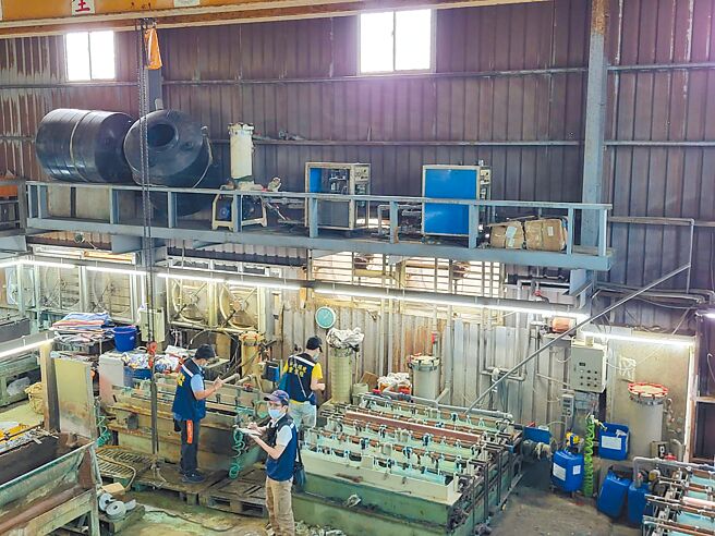 位於樹林區潭底溝流域的一家非法電鍍工廠2019年遭環保局勒令停工，並兩度移送法辦，更名後持續從事電鍍，環警5月底持新北地院搜索票前往搜索。（新北市環保局提供／陳慰慈新北傳真）
