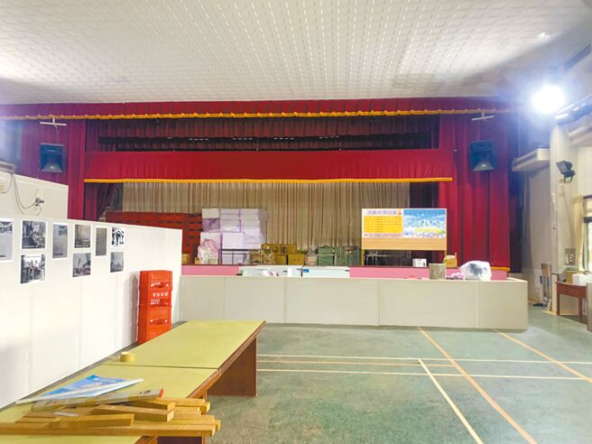 新竹县竹东资源庄冰店遭祝融全毁，中油将冰店移至隔壁大礼堂，预计下周一24日重新营业。（谢贤运提供／邱立雅竹县传真）