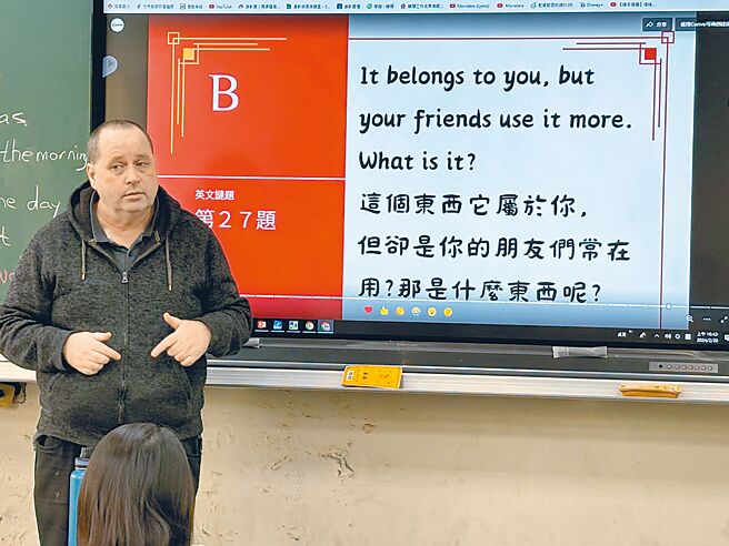 为推动智慧教育，同时响应中央无纸化教材政策，新竹市政府决定自113学年度起暂不再印制纸本英语补充教材。（新竹市政府提供／陈育贤新竹传真）